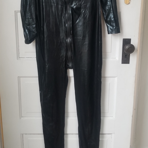 Wetlook catsuit with buckle neck - Picture 3 of 4